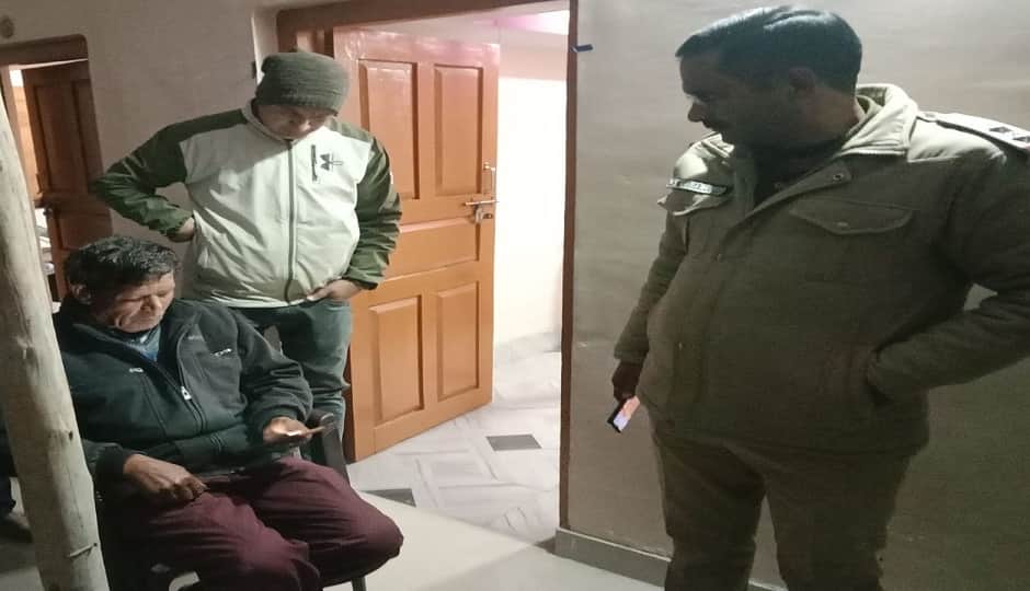 कपकोट में डिजिटल अरेस्ट हुए पूर्व सैनिक की काउंसलिंग करते थानाध्यक्ष।