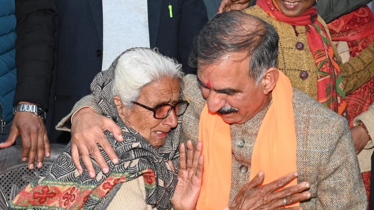Himachal CM Sukhvinder Singh Sukhu mother Sansar Dei became emotional and hugged her son