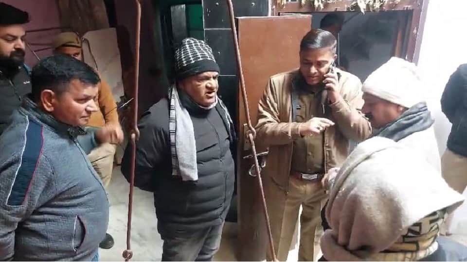 माैके पर जांच में जुटी पुलिस।