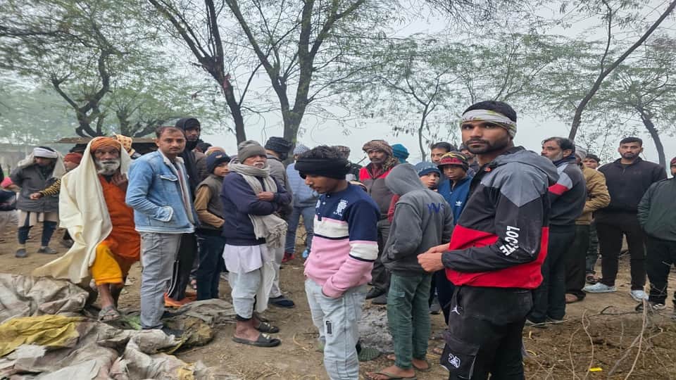 माैके पर जुटी भीड़।