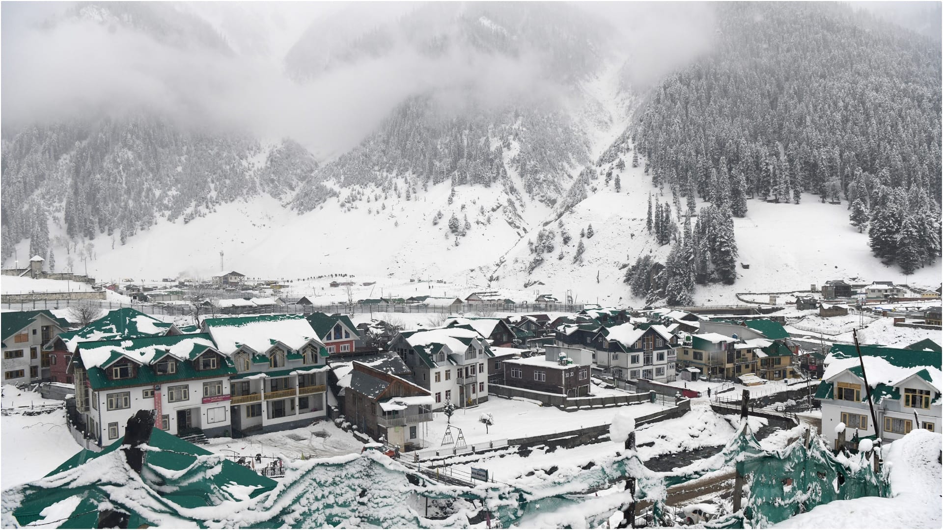 ऊपरी जम्मू और कश्मीर में ताजा बर्फबारी के साथ कश्मीर घाटी बर्फ से ढक गई है।