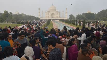 ताजमहल पर उमड़ी भीड़।