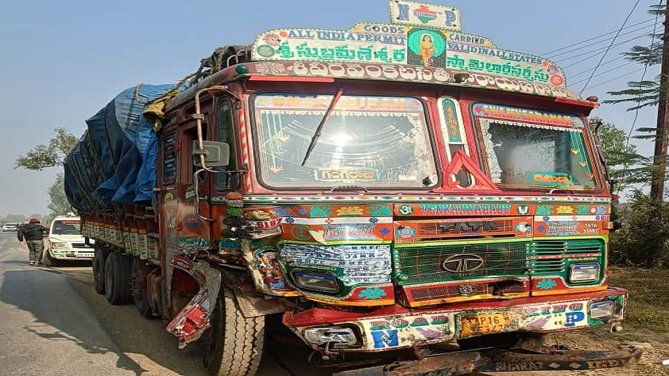 ट्रक की चपेट में आया ट्रैक्टर चालक