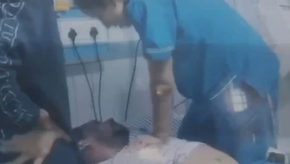 युवक को सीपीआर देती हुई नर्स।