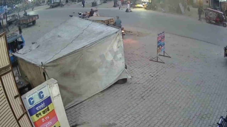 Roorkee: सड़क किनारे पैदल चल रहे युवक को पीछे से आई अनियंत्रित बाइक ने मारी टक्कर, उछलकर कई फीट दूर गिरा