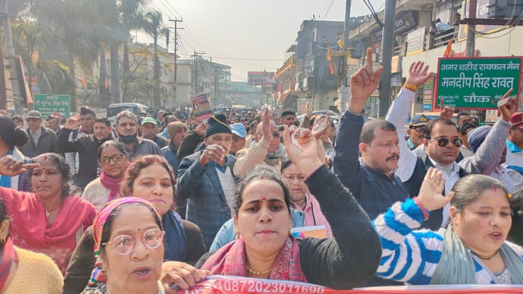 Kotdwar: अंकिता हत्याकांड की सीबीआई जांच की मांग, सड़कों पर उतरे कई संगठनों के लोगों ने किया प्रदर्शन