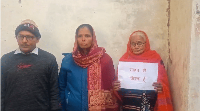 UP: Ramlali approaches officers with a poster reading Sir, I am alive... alleges land grab by showing her dead