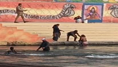 The child fell into the Saryu river while taking a selfie in bageshwar