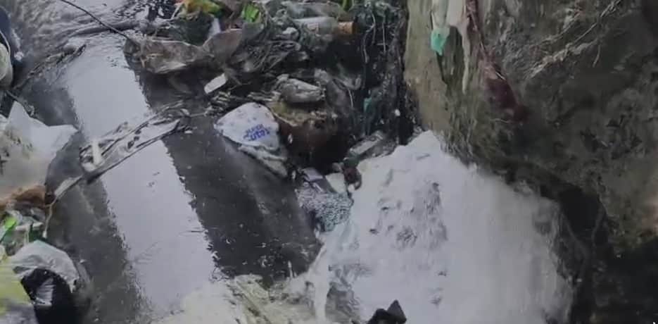 पुरानी पाइप लाइन से बहता पानी