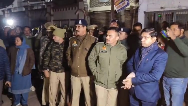 Up:संभल के इन इलाकों में बिजली चोरी, एक मिनी पावर स्टेशन मिला, 50-60 घरों को हो रही थी आपूर्ति; Dm-sp का छापा – Up News Electricity Theft In Sambhal Mini Power Station Discovered Dm And Sp Conducted A Raid