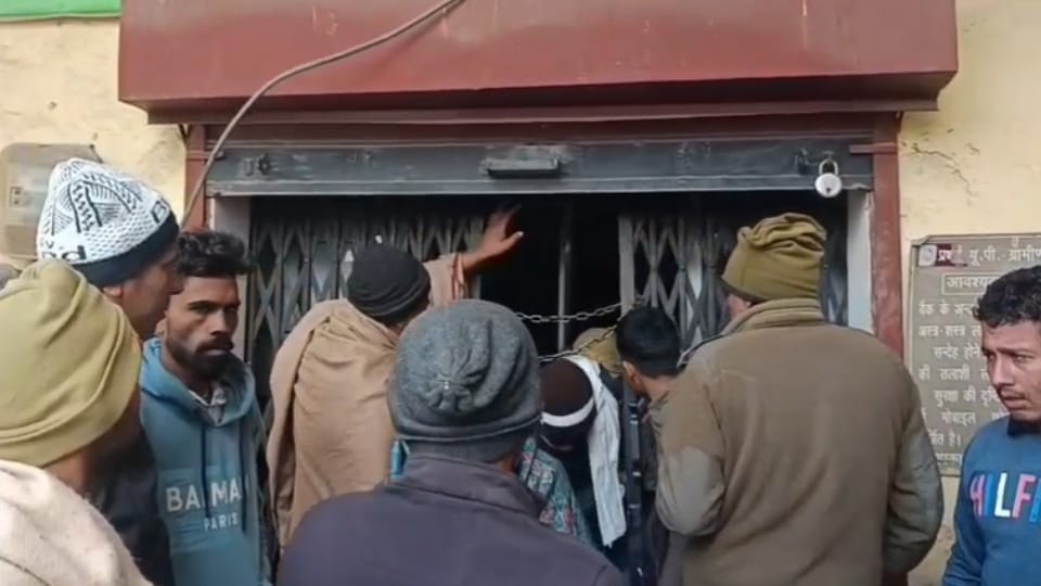 Villagers Lock Bank Staff Over Cash Shortage at UP Gramin Bank in Chausana
