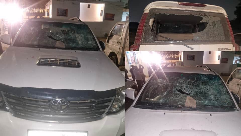 गाड़ियों को शीशे तोड़े।