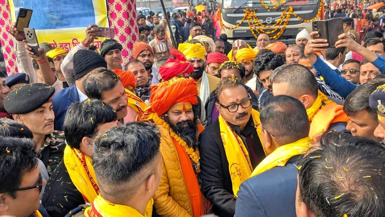 Gopalganj: grand Shivling departed for Kaithwalia amidst Vedic chants and slogans; devotees thronged Kuchaikot