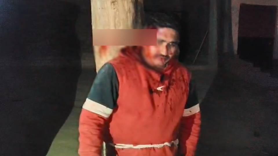angry youth tied young man to tree and beat him after he honked In Ambedkar Nagar Police freed him