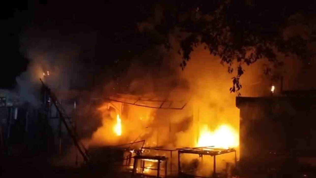 Massive fire broke out in temporary shops destroying belongings of four shop Haridwar News