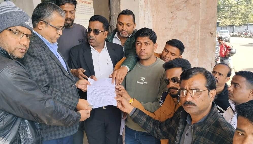 ज्ञापन सौंपते कांग्रेस के कार्यकर्ता