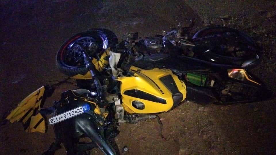 A speeding motorcycle collided with a bus, and a young man died in the road accident