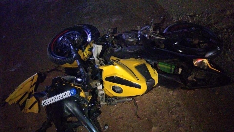 A speeding motorcycle collided with a bus, and a young man died in the road accident