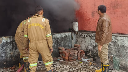 Kanpur: Massive fire breaks out in Sohanlal Compound saddlery factory