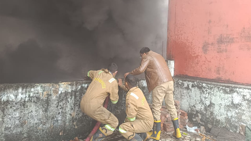 Kanpur: Massive fire breaks out in Sohanlal Compound saddlery factory