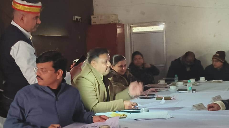 मोबाइल की रोशनी में डीएम ने सुनीं लोगों की समस्याएं