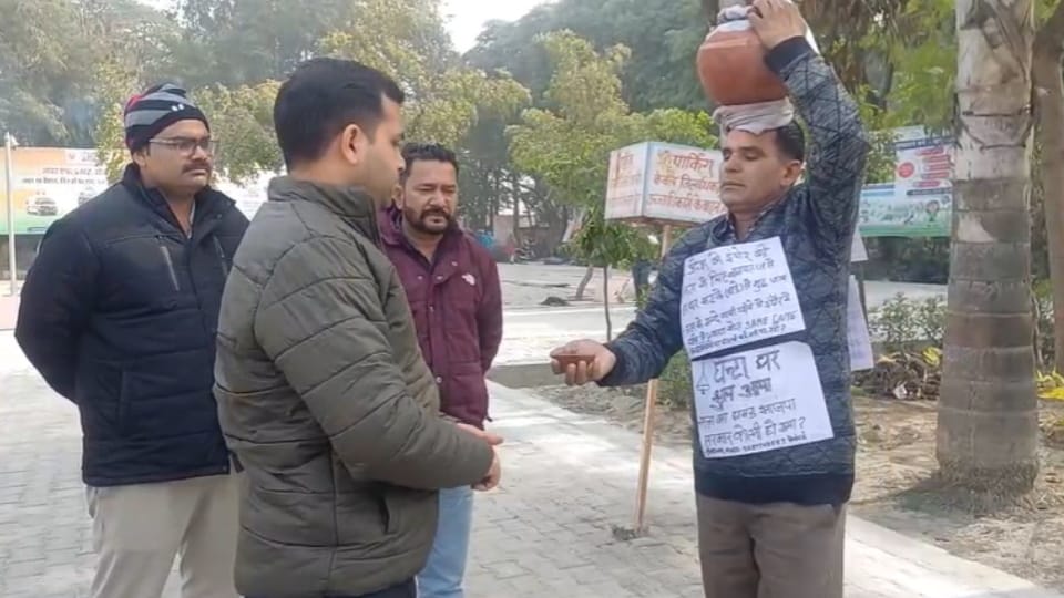 Retired Soldier Protests Against Contaminated Water in Indore with Unique Demonstration