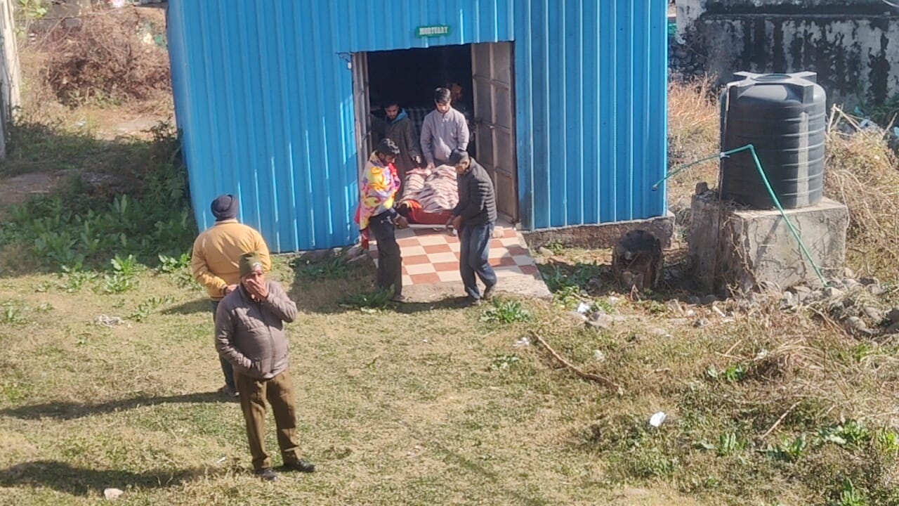 पोस्टमार्टम के उपरांत मृतका आसिया कोसर का शव ले जाते मायके वाले