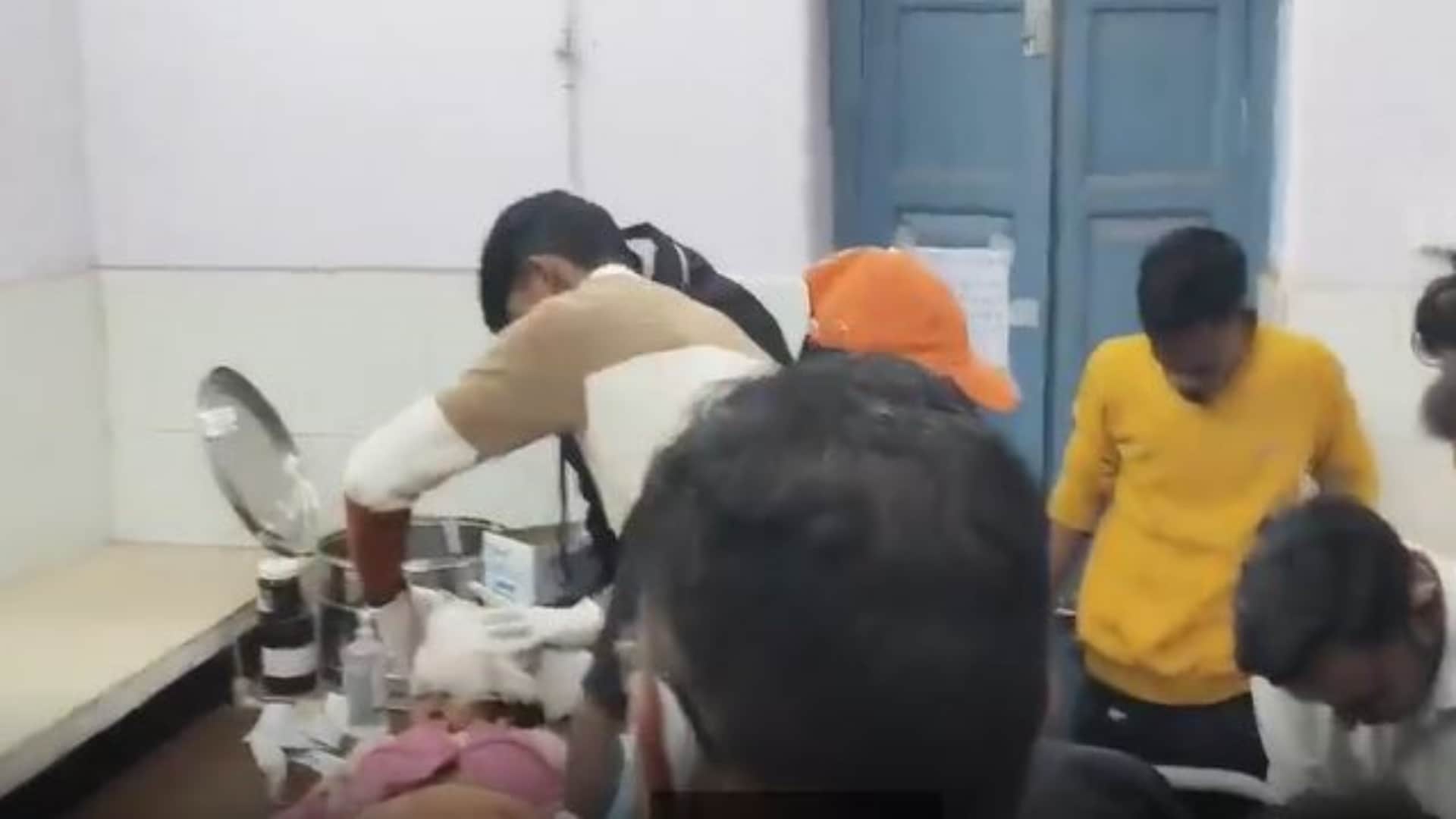 प्रेमी के साथ चलती मालगाड़ी के आगे कूदी महिला