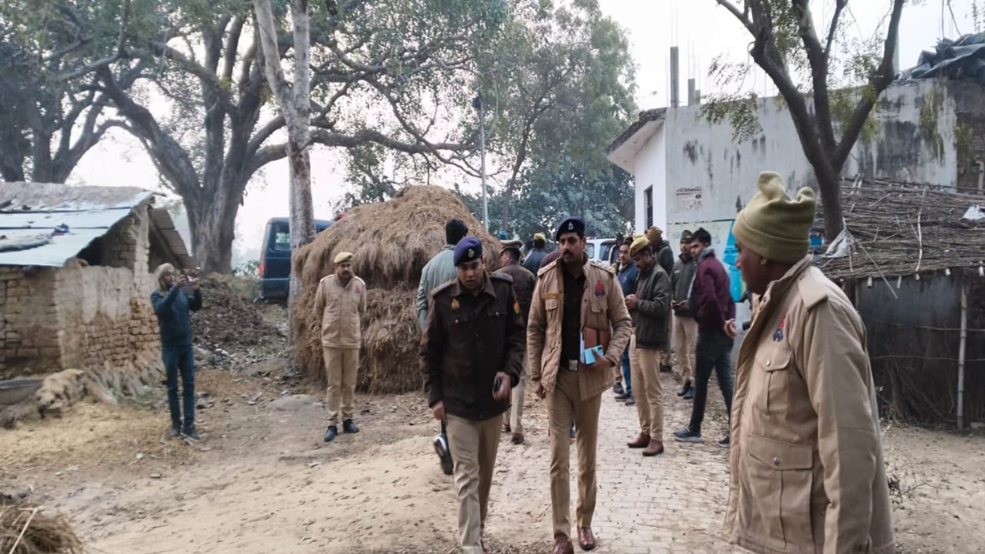 Prayagraj Crime News: Three members of the same family were murdered in Mauaima
