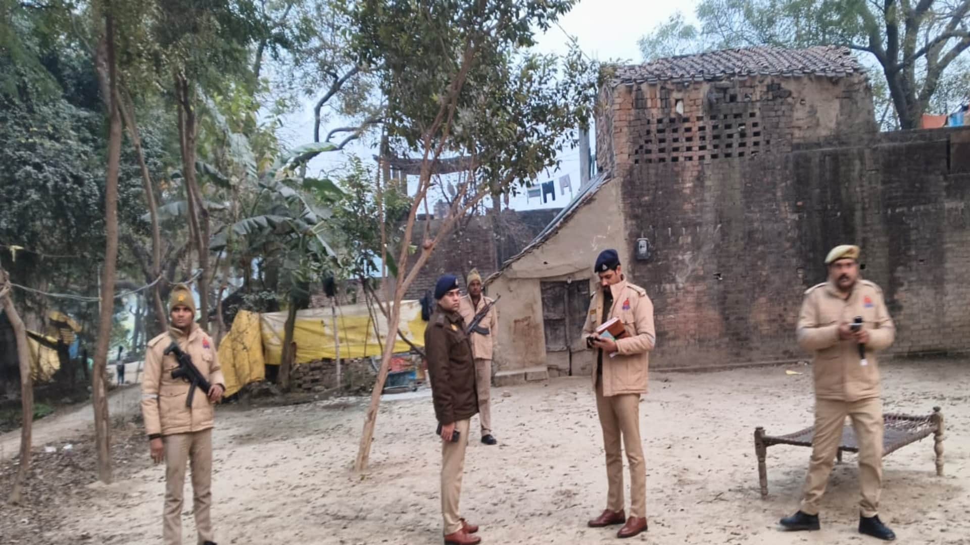 Prayagraj Crime News: Three members of the same family were murdered in Mauaima