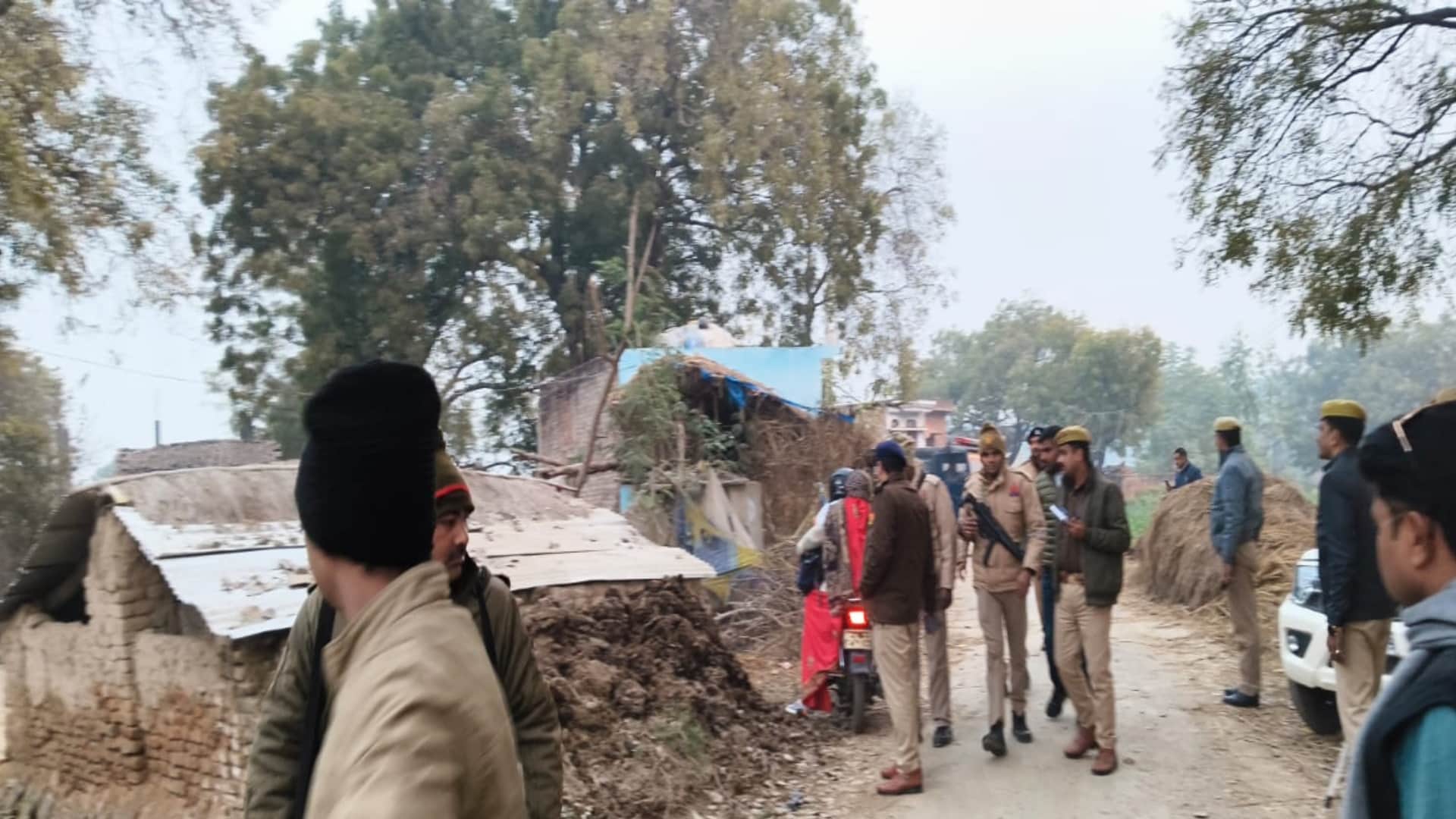 Prayagraj Crime News: Three members of the same family were murdered in Mauaima