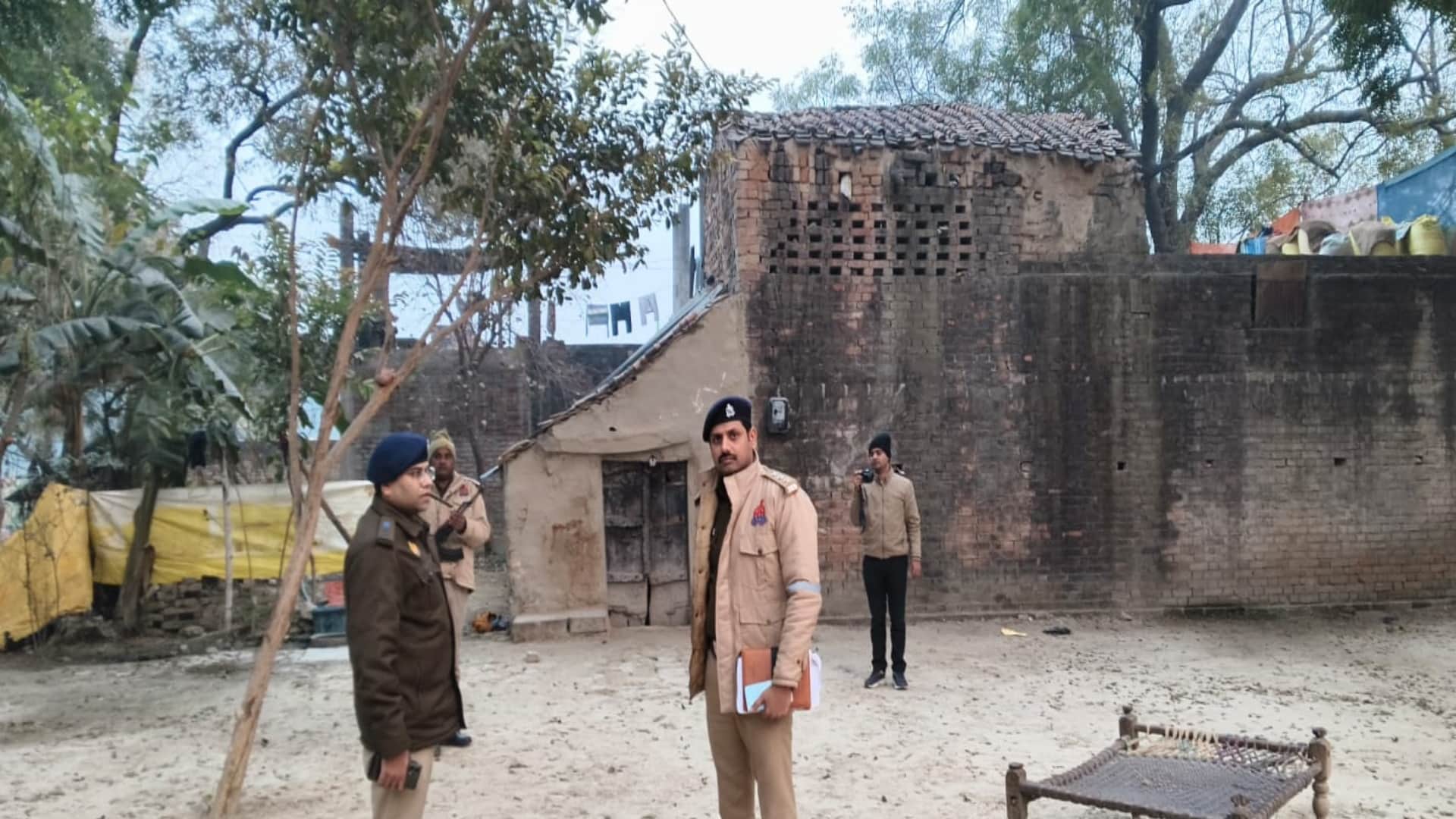 Prayagraj Crime News: Three members of the same family were murdered in Mauaima