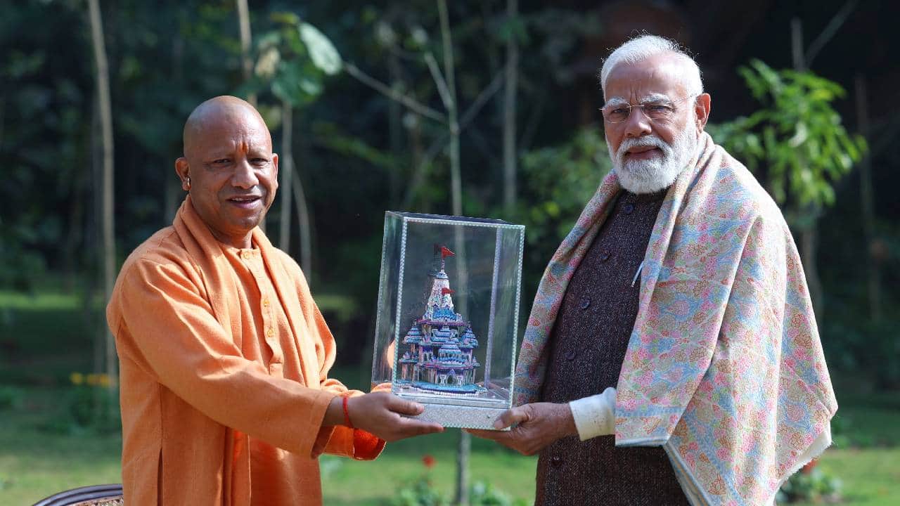 सीएम योगी ने पीएम मोदी से मुलाकात की