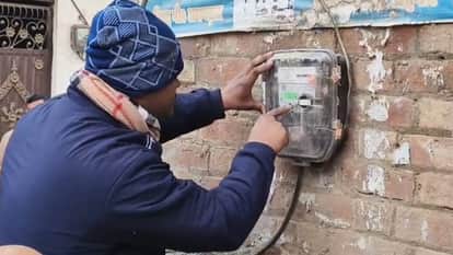 UP news Electricity theft in Sambhal mini power station discovered DM and SP conducted a raid