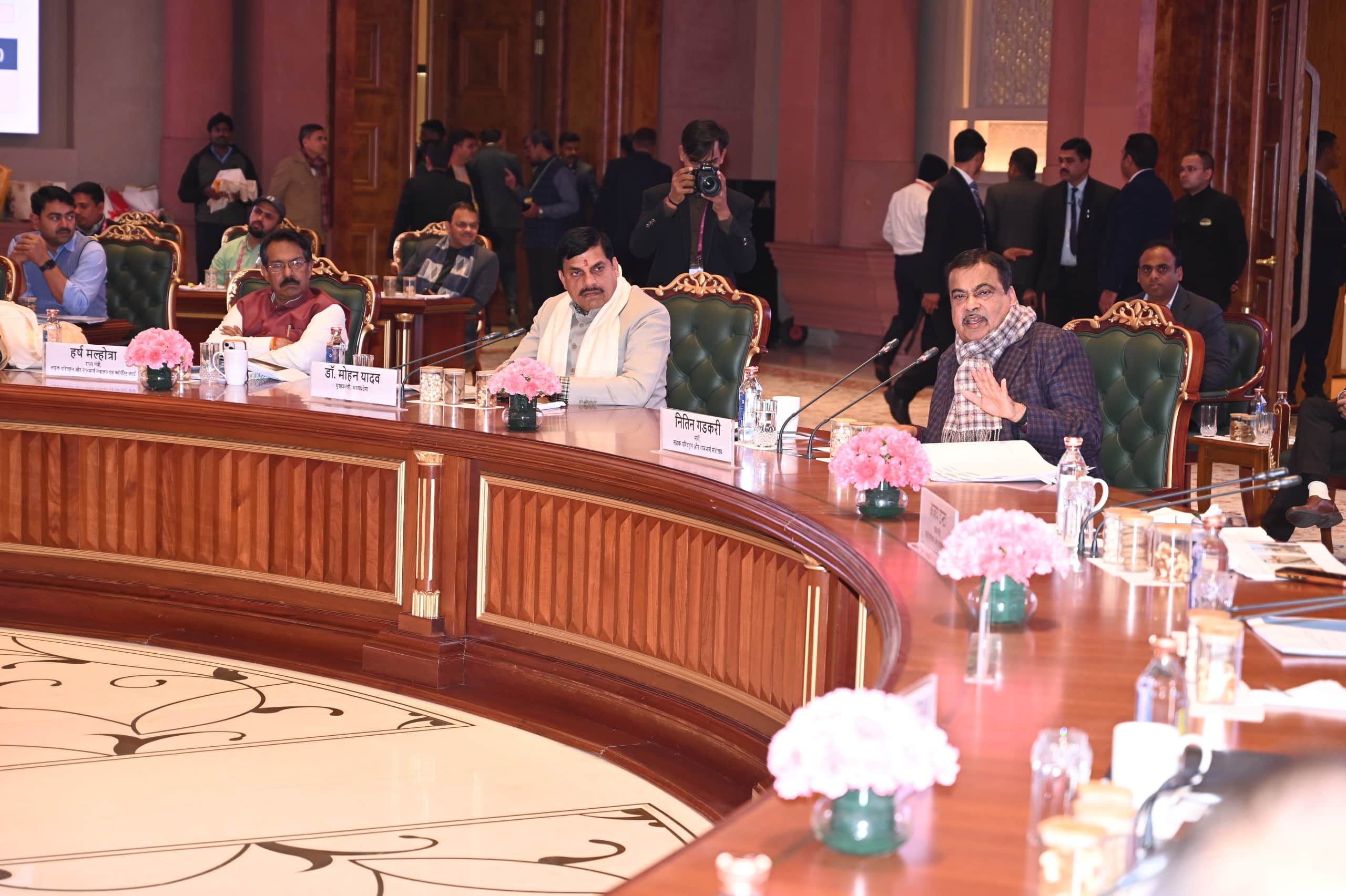 दिल्ली में आयोजित बैठक में केंद्रीय मंत्री नितीन गड़करी, सीएम मोहन यादव