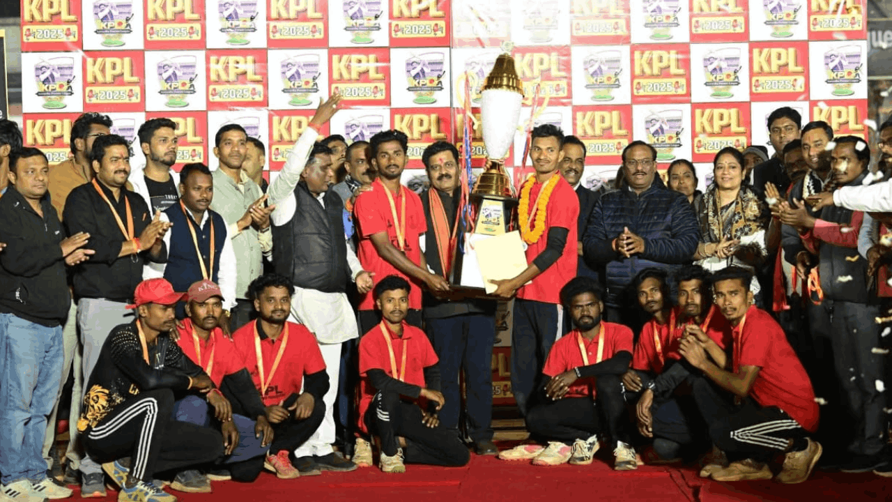 विजेता टीम के साथ उपमुख्यमंत्री विजय शर्मा