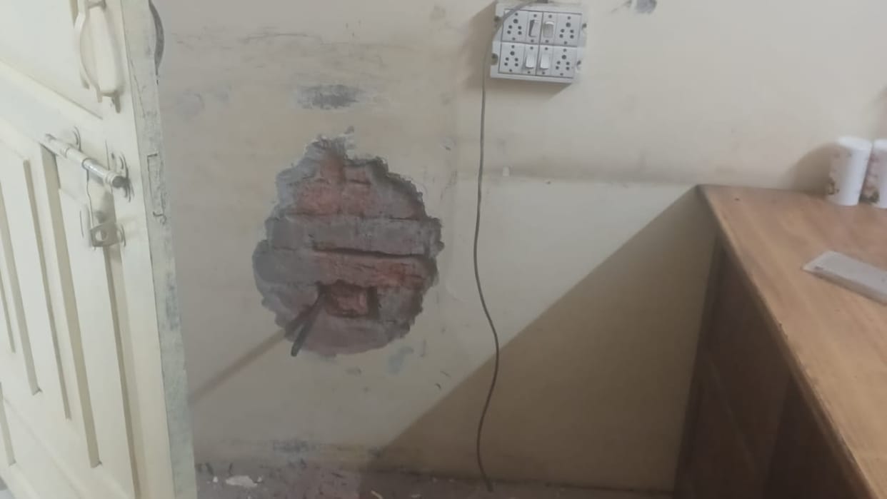 Thieves broke into the bank by cutting through a window and attempted to steal in Bareilly