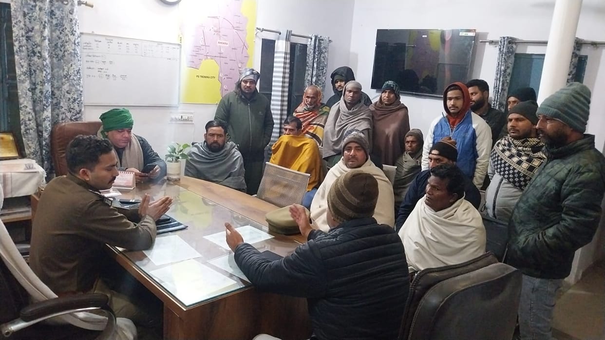 Lineman Dies Due to Electric Shock While Repairing Pole, Angry Crowd Thrashes JE in Khekra