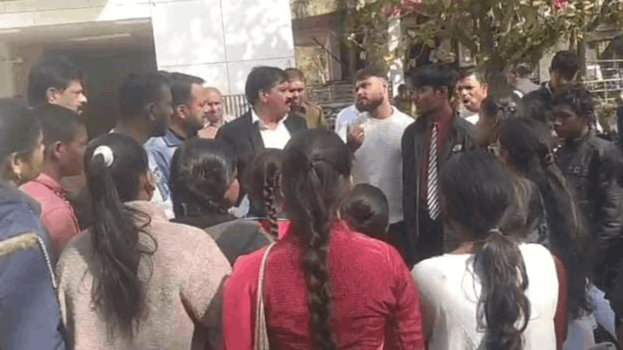 बच्चों के भविष्य पर संकट