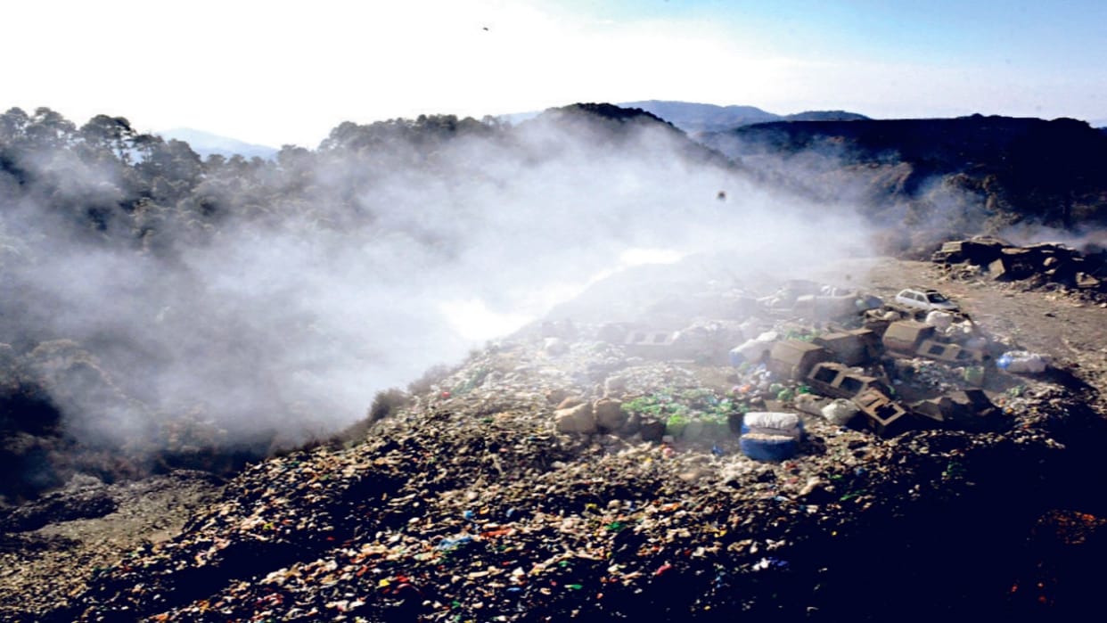 Ground Report: A fire has been burning in a mountain of garbage in Bharyal for a month, causing residents to s