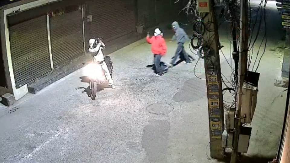 बाइक सवारों ने चलाई गोलियां।