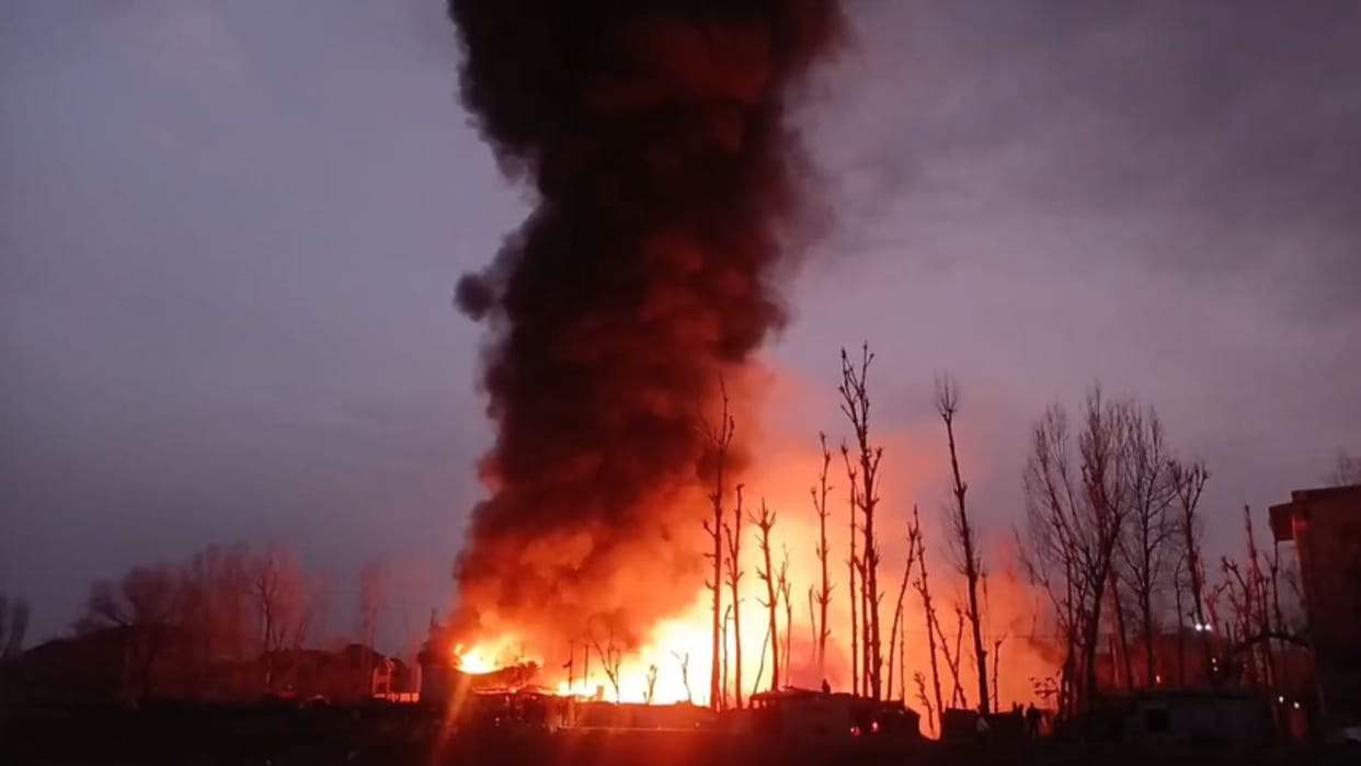 Massive fire broke out at bulbul Bagh barzulla.