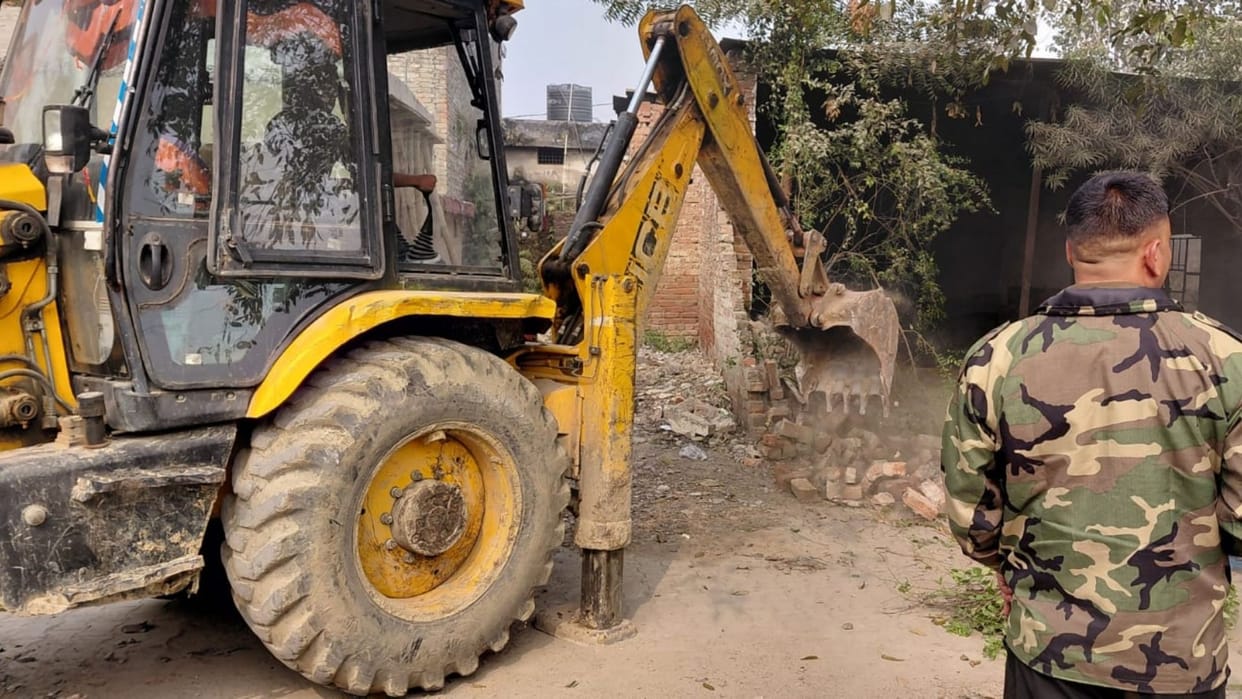 Bulldozer action in Varanasi Illegal constructions were demolished in Pahadiya Mandi.