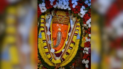 Ganesh Chaturthi 2026 devotees offered prayers at Bada Ganesh temple in Kashi