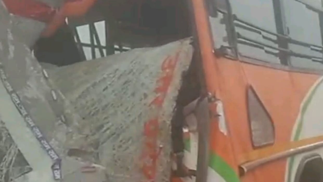 Roadway buses collided on the highway due to fog six people injured in Shahjahanpur