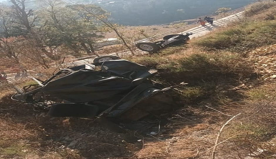A jeep fell into a ditch while parking on Chandak road; a young man died in pithoragarh