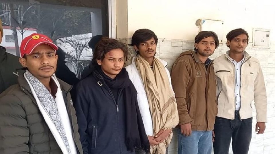 Meerut: While flying a kite, slippers fell in the neighbor's house, seeing the house closed, theft