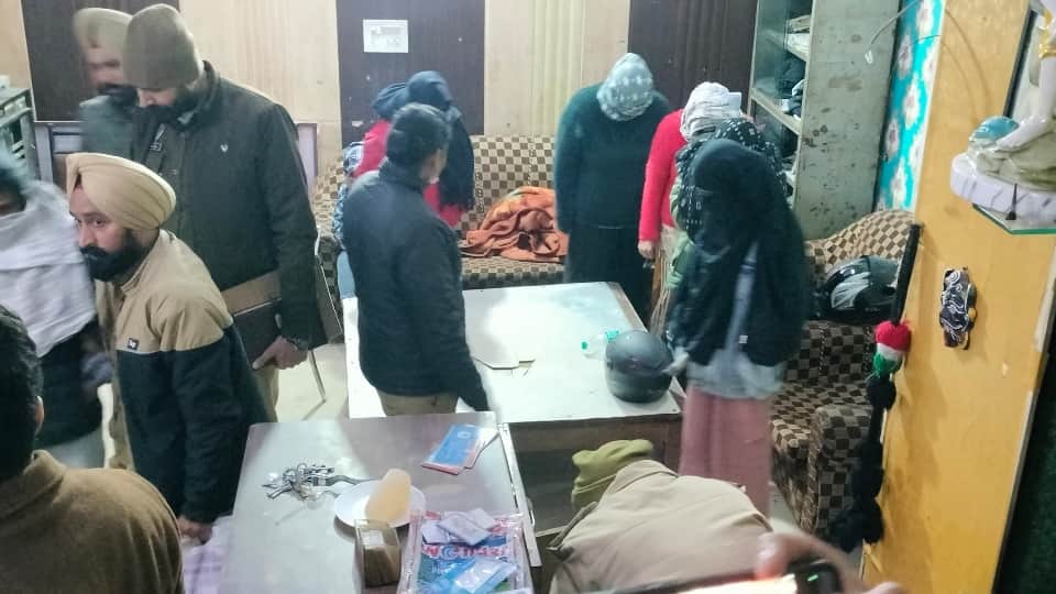 होटल में कार्रवाई करती पुलिस।