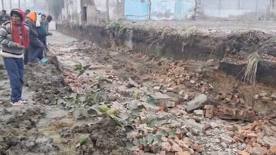 Fatehpur: Dilapidated Wall Collapses, Laborer Dies During Drain Construction, Four Injured