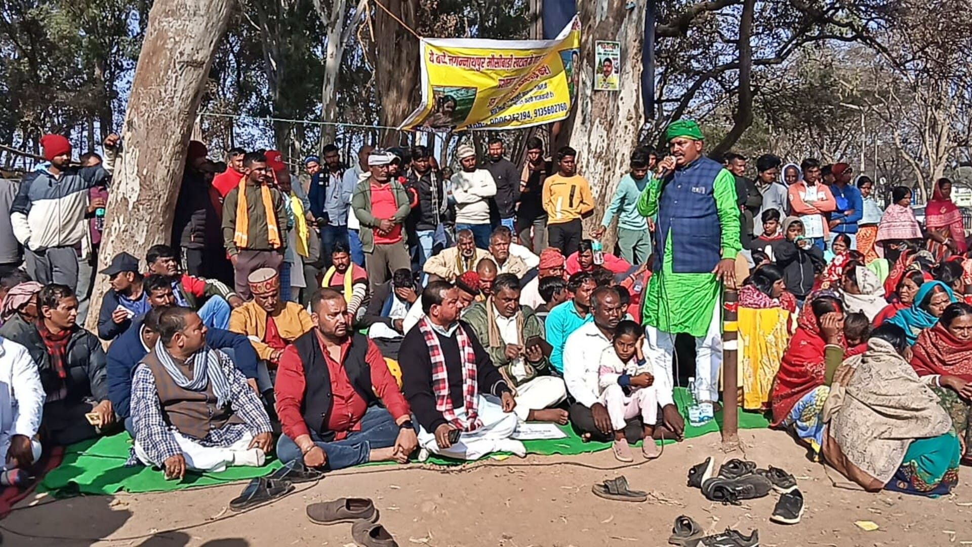कार्रवाई में देरी से नाराज लोगों ने दिया धरना